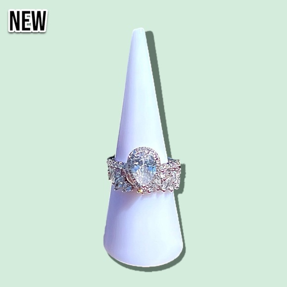 New Dazzling Cubic Zirconia Teardrop CZ Wedding Engagement Ring 2pc set - Picture 4 of 14